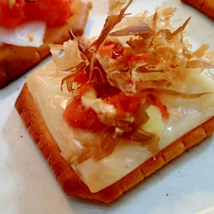 チーズと鮭フレークの焼きクラッカー